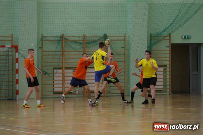 Zdjęcie w galerii na portalu naszraciborz.pl: Miejskie rozgrywki szkolne w szczypiorniaka w Arenie Rafako wiadomości z regionu