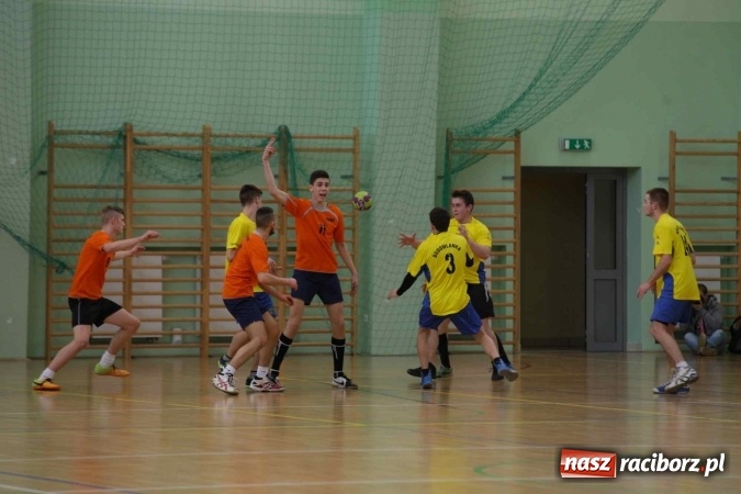 Zdjęcie w galerii na portalu naszraciborz.pl: Miejskie rozgrywki szkolne w szczypiorniaka w Arenie Rafako wiadomości z regionu