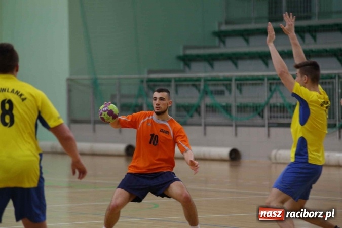 Zdjęcie w galerii na portalu naszraciborz.pl: Miejskie rozgrywki szkolne w szczypiorniaka w Arenie Rafako wiadomości z regionu