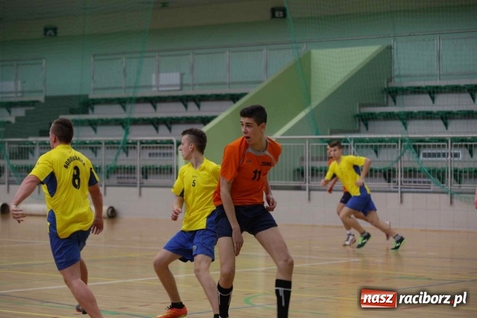 Zdjęcie w galerii na portalu naszraciborz.pl: Miejskie rozgrywki szkolne w szczypiorniaka w Arenie Rafako wiadomości z regionu