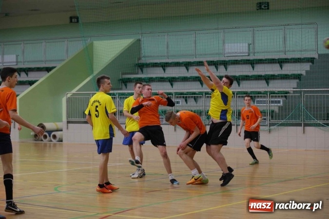 Zdjęcie w galerii na portalu naszraciborz.pl: Miejskie rozgrywki szkolne w szczypiorniaka w Arenie Rafako wiadomości z regionu