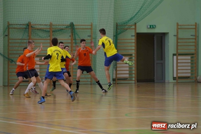 Zdjęcie w galerii na portalu naszraciborz.pl: Miejskie rozgrywki szkolne w szczypiorniaka w Arenie Rafako wiadomości z regionu