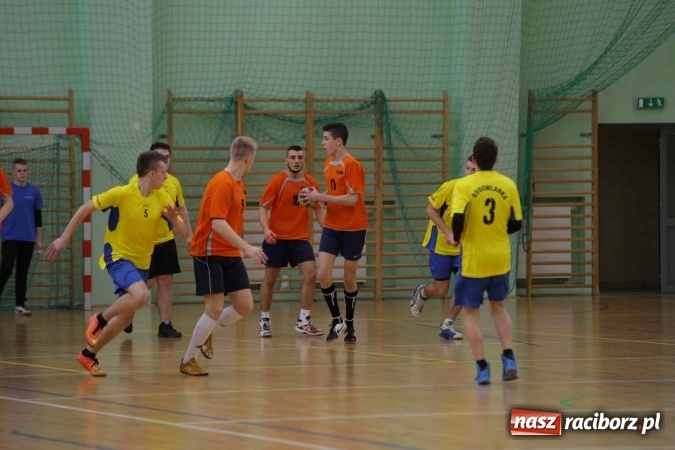 Zdjęcie w galerii na portalu naszraciborz.pl: Miejskie rozgrywki szkolne w szczypiorniaka w Arenie Rafako wiadomości z regionu