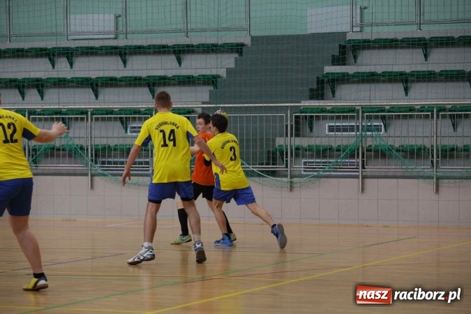 Zdjęcie w galerii na portalu naszraciborz.pl: Miejskie rozgrywki szkolne w szczypiorniaka w Arenie Rafako wiadomości z regionu