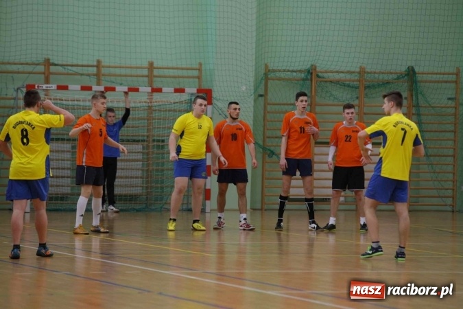 Zdjęcie w galerii na portalu naszraciborz.pl: Miejskie rozgrywki szkolne w szczypiorniaka w Arenie Rafako wiadomości z regionu