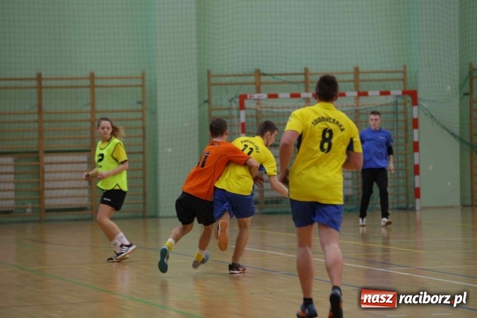 Zdjęcie w galerii na portalu naszraciborz.pl: Miejskie rozgrywki szkolne w szczypiorniaka w Arenie Rafako wiadomości z regionu
