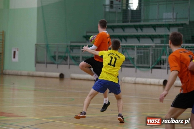 Zdjęcie w galerii na portalu naszraciborz.pl: Miejskie rozgrywki szkolne w szczypiorniaka w Arenie Rafako wiadomości z regionu