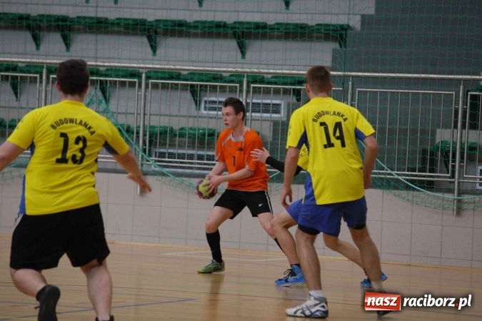 Zdjęcie w galerii na portalu naszraciborz.pl: Miejskie rozgrywki szkolne w szczypiorniaka w Arenie Rafako wiadomości z regionu