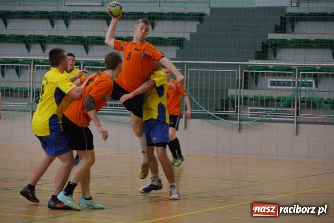 Zdjęcie w galerii na portalu naszraciborz.pl: Miejskie rozgrywki szkolne w szczypiorniaka w Arenie Rafako wiadomości z regionu