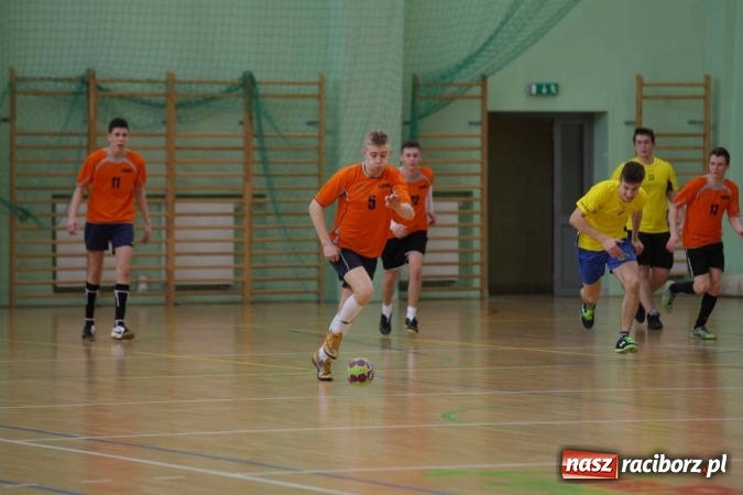 Zdjęcie w galerii na portalu naszraciborz.pl: Miejskie rozgrywki szkolne w szczypiorniaka w Arenie Rafako wiadomości z regionu