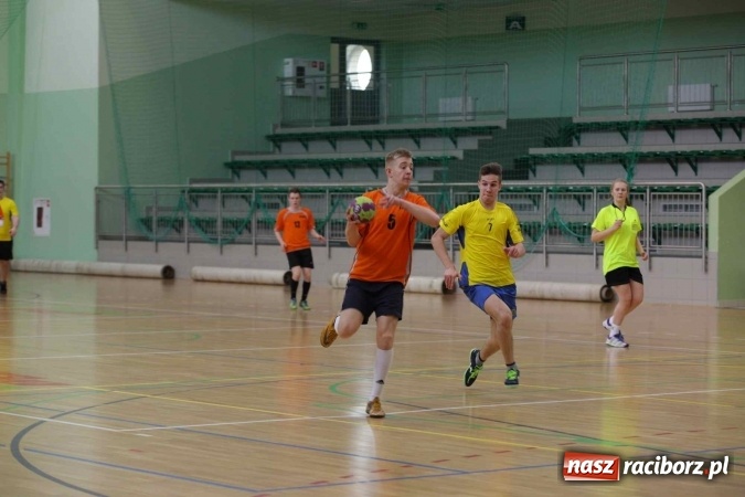 Zdjęcie w galerii na portalu naszraciborz.pl: Miejskie rozgrywki szkolne w szczypiorniaka w Arenie Rafako wiadomości z regionu