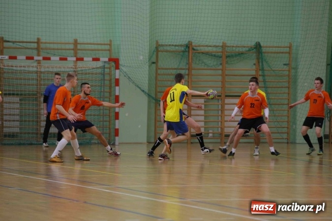 Zdjęcie w galerii na portalu naszraciborz.pl: Miejskie rozgrywki szkolne w szczypiorniaka w Arenie Rafako wiadomości z regionu