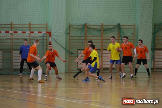 Zdjęcie w galerii na portalu naszraciborz.pl: Miejskie rozgrywki szkolne w szczypiorniaka w Arenie Rafako wiadomości z regionu