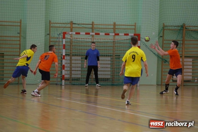 Zdjęcie w galerii na portalu naszraciborz.pl: Miejskie rozgrywki szkolne w szczypiorniaka w Arenie Rafako wiadomości z regionu