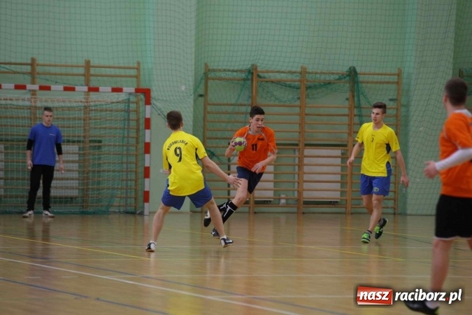 Zdjęcie w galerii na portalu naszraciborz.pl: Miejskie rozgrywki szkolne w szczypiorniaka w Arenie Rafako wiadomości z regionu