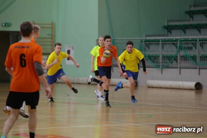 Zdjęcie w galerii na portalu naszraciborz.pl: Miejskie rozgrywki szkolne w szczypiorniaka w Arenie Rafako wiadomości z regionu