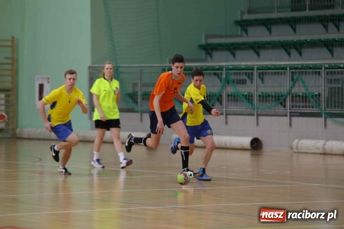 Zdjęcie w galerii na portalu naszraciborz.pl: Miejskie rozgrywki szkolne w szczypiorniaka w Arenie Rafako wiadomości z regionu