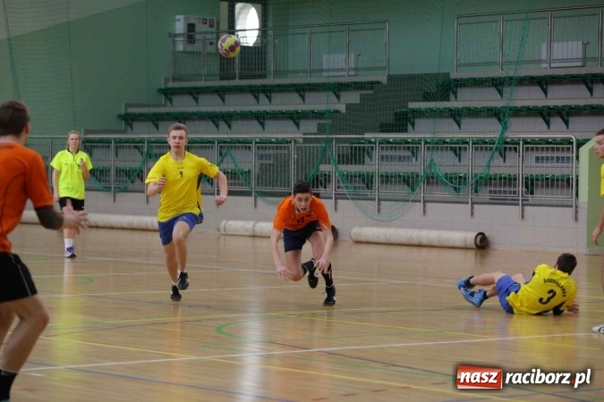 Zdjęcie w galerii na portalu naszraciborz.pl: Miejskie rozgrywki szkolne w szczypiorniaka w Arenie Rafako wiadomości z regionu
