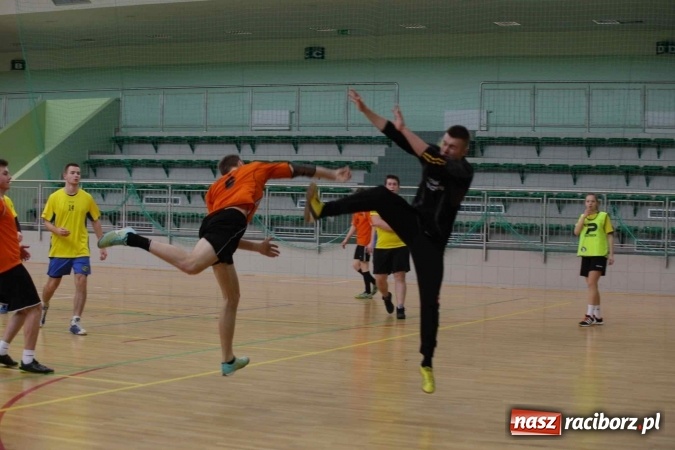 Zdjęcie w galerii na portalu naszraciborz.pl: Miejskie rozgrywki szkolne w szczypiorniaka w Arenie Rafako wiadomości z regionu