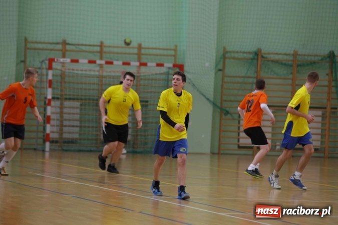 Zdjęcie w galerii na portalu naszraciborz.pl: Miejskie rozgrywki szkolne w szczypiorniaka w Arenie Rafako wiadomości z regionu