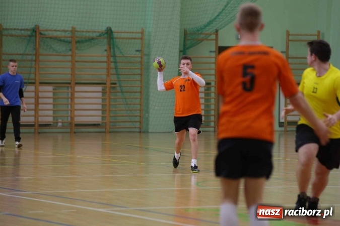 Zdjęcie w galerii na portalu naszraciborz.pl: Miejskie rozgrywki szkolne w szczypiorniaka w Arenie Rafako wiadomości z regionu