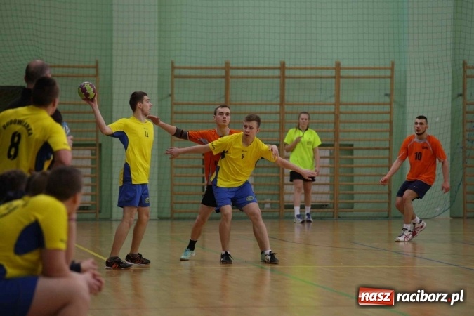 Zdjęcie w galerii na portalu naszraciborz.pl: Miejskie rozgrywki szkolne w szczypiorniaka w Arenie Rafako wiadomości z regionu