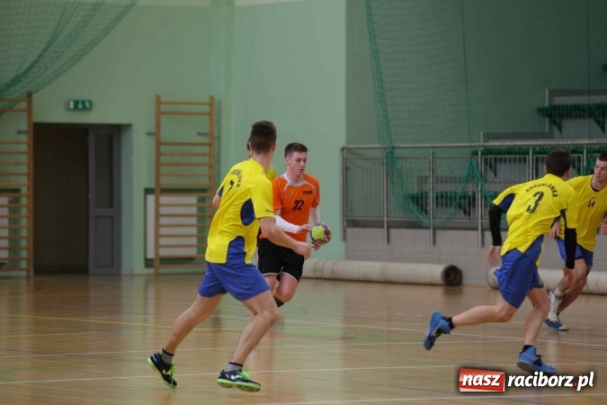 Zdjęcie w galerii na portalu naszraciborz.pl: Miejskie rozgrywki szkolne w szczypiorniaka w Arenie Rafako wiadomości z regionu