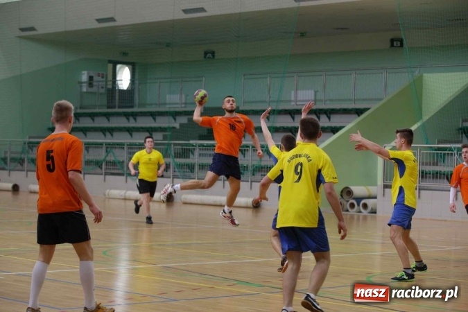Zdjęcie w galerii na portalu naszraciborz.pl: Miejskie rozgrywki szkolne w szczypiorniaka w Arenie Rafako wiadomości z regionu