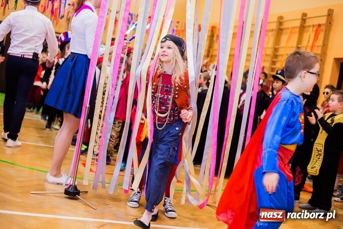 Zdjęcie w galerii na portalu naszraciborz.pl: Barwny karnawał w Szkole Podstawowej nr 13 wiadomości z regionu