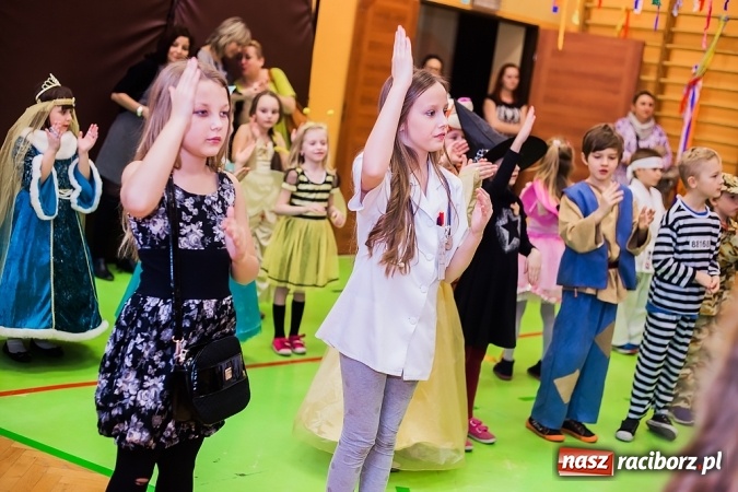 Zdjęcie w galerii na portalu naszraciborz.pl: Barwny karnawał w Szkole Podstawowej nr 13 wiadomości z regionu