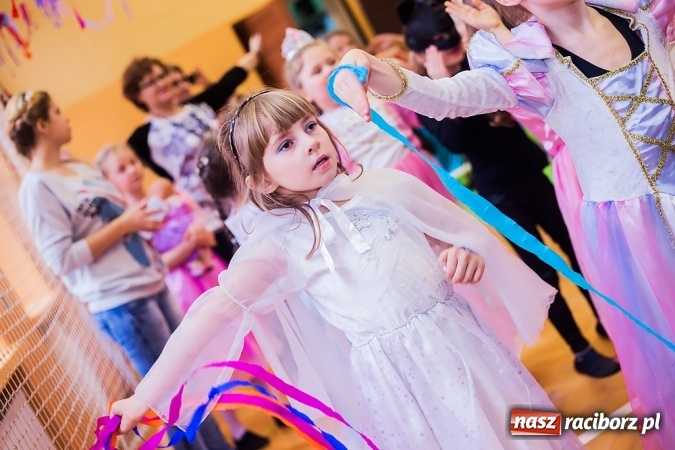 Zdjęcie w galerii na portalu naszraciborz.pl: Barwny karnawał w Szkole Podstawowej nr 13 wiadomości z regionu