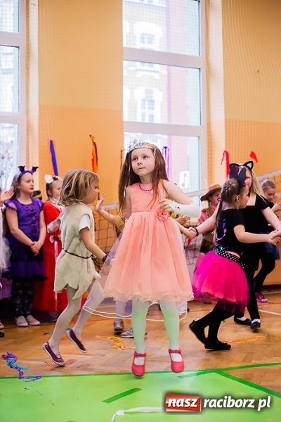 Zdjęcie w galerii na portalu naszraciborz.pl: Barwny karnawał w Szkole Podstawowej nr 13 wiadomości z regionu