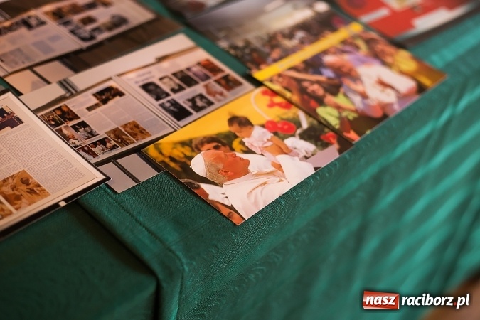 Zdjęcie w galerii na portalu naszraciborz.pl: Prelekcja posła Czesława Sobierajskiego i wystawa o Janie Pawle II w G5 wiadomości z regionu