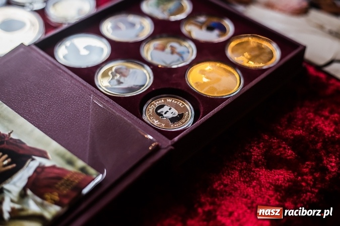 Zdjęcie w galerii na portalu naszraciborz.pl: Prelekcja posła Czesława Sobierajskiego i wystawa o Janie Pawle II w G5 wiadomości z regionu