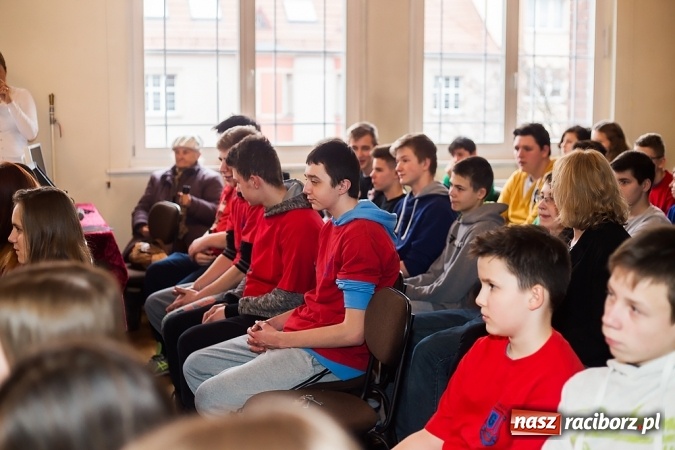 Zdjęcie w galerii na portalu naszraciborz.pl: Prelekcja posła Czesława Sobierajskiego i wystawa o Janie Pawle II w G5 wiadomości z regionu