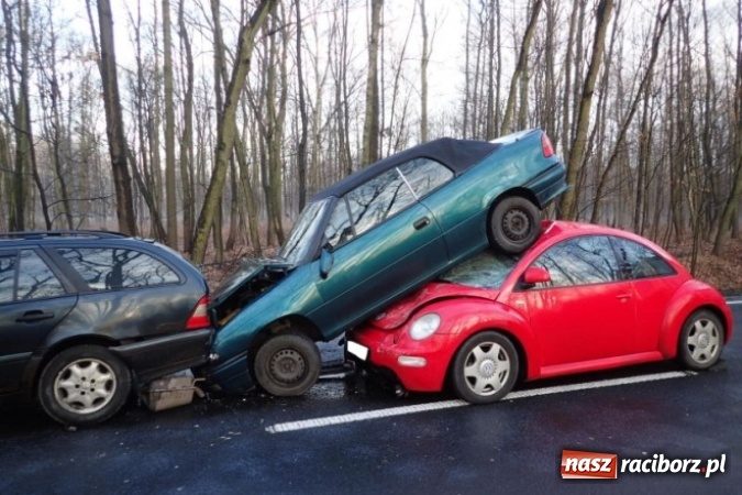 Zdjęcie w galerii na portalu naszraciborz.pl: U sąsiadów. Kraksa na Mikołowskiej w Rybniku wiadomości z regionu