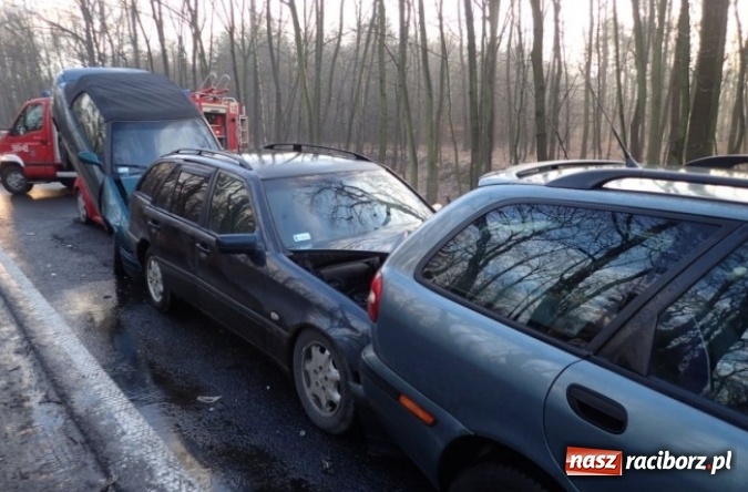 Zdjęcie w galerii na portalu naszraciborz.pl: U sąsiadów. Kraksa na Mikołowskiej w Rybniku wiadomości z regionu
