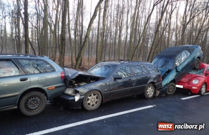 Zdjęcie w galerii na portalu naszraciborz.pl: U sąsiadów. Kraksa na Mikołowskiej w Rybniku wiadomości z regionu