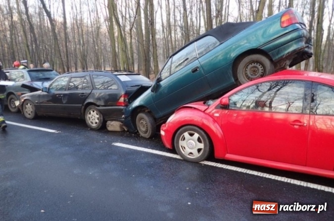 Zdjęcie w galerii na portalu naszraciborz.pl: U sąsiadów. Kraksa na Mikołowskiej w Rybniku wiadomości z regionu
