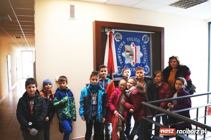 Zdjęcie w galerii na portalu naszraciborz.pl: Wizyta uczniów ZSP 3 w raciborskiej komendzie policji  wiadomości z regionu