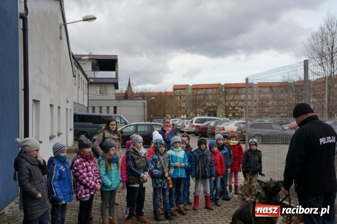 Zdjęcie w galerii na portalu naszraciborz.pl: Wizyta uczniów ZSP 3 w raciborskiej komendzie policji  wiadomości z regionu