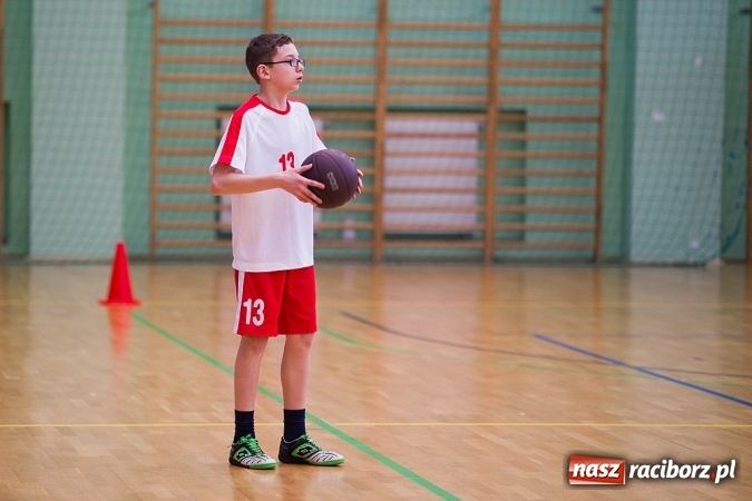 Zdjęcie w galerii na portalu naszraciborz.pl: Cztery drużyny rywalizowały w miejskim finale minikoszykówki chłopców w Arenie Rafako wiadomości z regionu