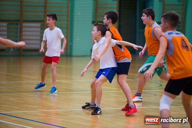 Zdjęcie w galerii na portalu naszraciborz.pl: Cztery drużyny rywalizowały w miejskim finale minikoszykówki chłopców w Arenie Rafako wiadomości z regionu