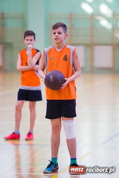 Zdjęcie w galerii na portalu naszraciborz.pl: Cztery drużyny rywalizowały w miejskim finale minikoszykówki chłopców w Arenie Rafako wiadomości z regionu