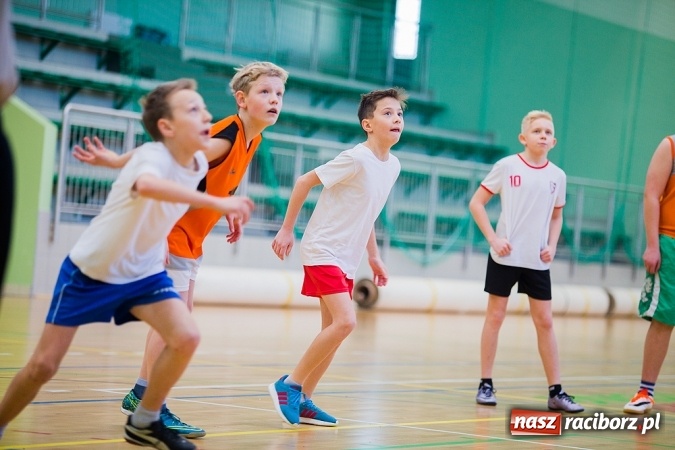 Zdjęcie w galerii na portalu naszraciborz.pl: Cztery drużyny rywalizowały w miejskim finale minikoszykówki chłopców w Arenie Rafako wiadomości z regionu