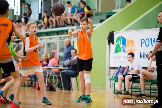 Zdjęcie w galerii na portalu naszraciborz.pl: Cztery drużyny rywalizowały w miejskim finale minikoszykówki chłopców w Arenie Rafako wiadomości z regionu