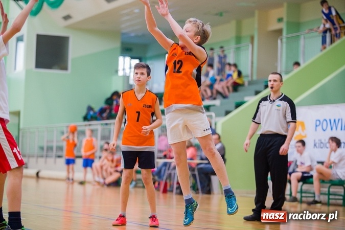 Zdjęcie w galerii na portalu naszraciborz.pl: Cztery drużyny rywalizowały w miejskim finale minikoszykówki chłopców w Arenie Rafako wiadomości z regionu