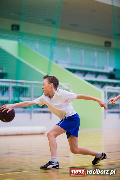 Zdjęcie w galerii na portalu naszraciborz.pl: Cztery drużyny rywalizowały w miejskim finale minikoszykówki chłopców w Arenie Rafako wiadomości z regionu