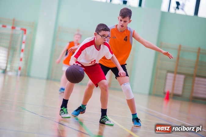 Zdjęcie w galerii na portalu naszraciborz.pl: Cztery drużyny rywalizowały w miejskim finale minikoszykówki chłopców w Arenie Rafako wiadomości z regionu