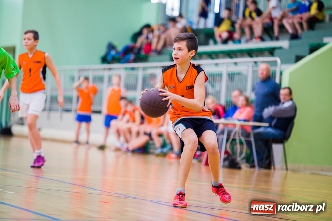 Zdjęcie w galerii na portalu naszraciborz.pl: Cztery drużyny rywalizowały w miejskim finale minikoszykówki chłopców w Arenie Rafako wiadomości z regionu